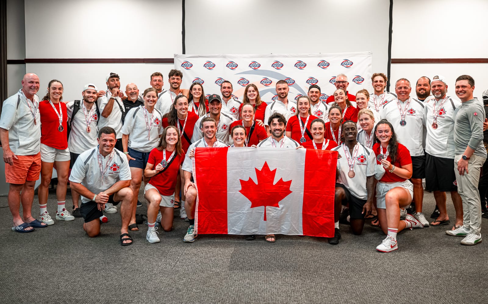 Équipe Canada Flag Football — Coach Max avec l'équipe nationale